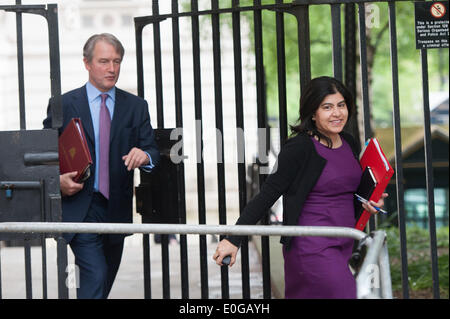 Londra, Regno Unito. 13 Maggio, 2014. Ambiente Segretario Owen Paterson (L) e la Baronessa Warsi (R) arrivano per un armadio riunione tenutasi a 10 Downing Street, martedì 13 maggio, 2014. Credito: Heloise/Alamy Live News Foto Stock