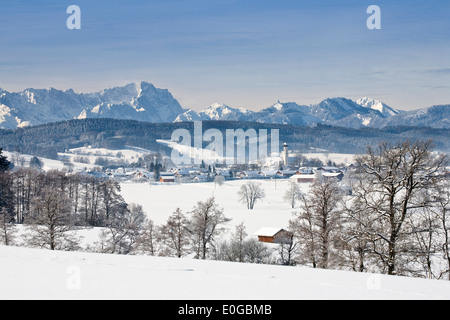 Paesaggio invernale con il massiccio dello Zugspitze, Alpi Bavaresi, Alta Baviera, Germania, Europa Foto Stock