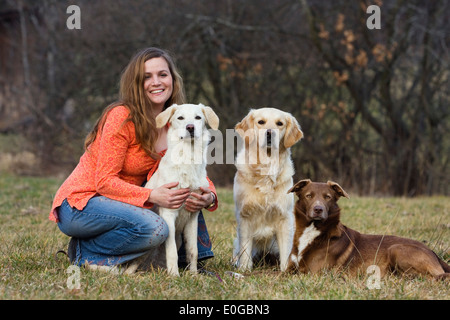 Giovane donna con cani, Alta Baviera, Germania, Europa Foto Stock