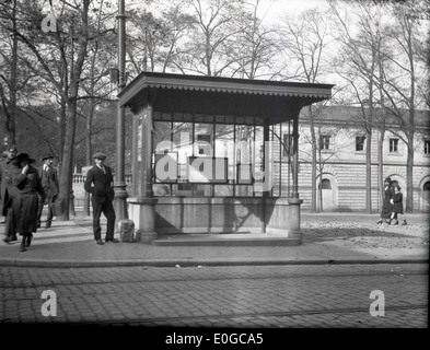 Una fotografia dell'ottobre 1922 che mostra una fermata del tram a Bruxelles, catturando l'ambiente urbano dei primi anni del XX secolo con tram d'epoca e pedoni in città. Foto Stock