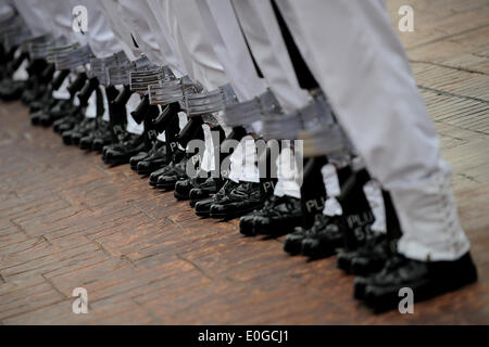 Kuala Lumpur, Malesia. Il 12 maggio 2014. Malaysian Royal Navy della guardia d'onore in linea presso il Ministero della Difesa sede a Kuala Lumpur, Malesia, lunedì, 12 maggio 2014. Credito: Joshua Paul/NurPhoto/ZUMAPRESS.com/Alamy Live News Foto Stock