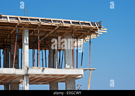 Concreta forma di armatura lavoro su edificio in costruzione Foto Stock