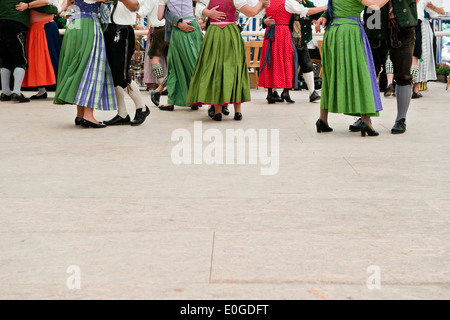 Uomini e donne che danzano in un festival, del battesimo di una campana, Antdorf, Baviera, Germania Foto Stock