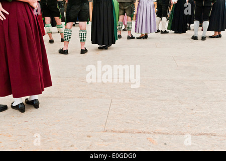 Uomini e donne che danzano in un festival, del battesimo di una campana, Antdorf, Baviera, Germania Foto Stock