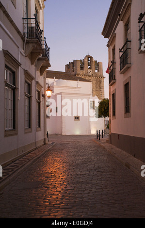 Strada di ciottoli carico verso la Cattedrale Sé alla sera, città vecchia, Faro, Algarve, Portogallo, Europa Foto Stock