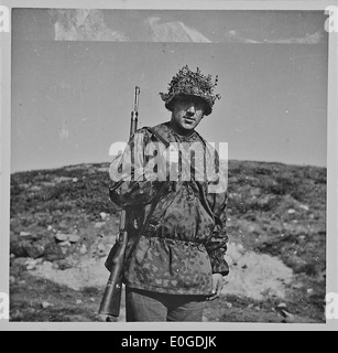 Un'immagine storica della seconda guerra mondiale (1939-1945), raffigurante la vita durante l'occupazione in Norvegia. Questa fotografia include scene del tempo di guerra, che riflettono l'impatto della guerra sulla regione e sul suo popolo. Foto Stock