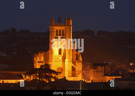 Vista città con una cattedrale Sainte-Pierre, cattedrale, gotico, profilattico preservativo-en-Armanac, Dipartimento Gers, regione Midi-Pyrenees, Via Foto Stock