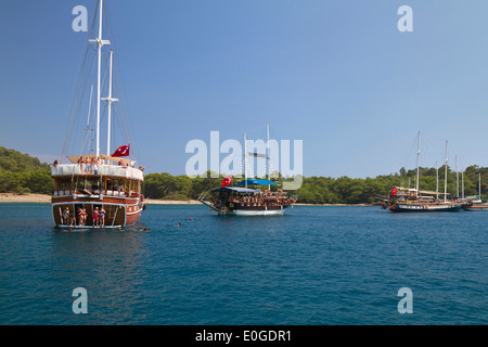 Le imbarcazioni turistiche nella baia di antiche citiy di Phaselis, Lycian coast, Lycia, Mediterraneo, Antalya, Turchia, Asia Foto Stock