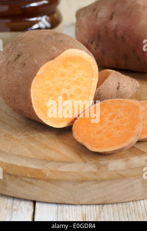 Patate dolci o Ipomoea batatas sono dolci degustazione radici tuberose e un importante fonte alimentare Foto Stock