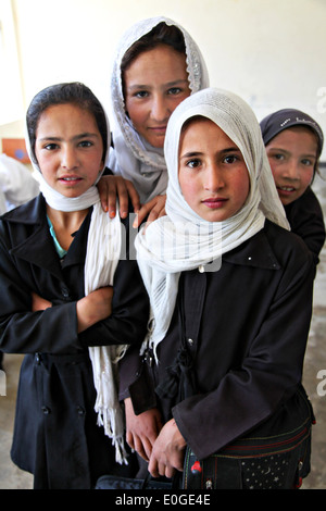 Un gruppo della scuola di afghani le ragazze che indossano hijab in una classe di un schoolhouse Aprile 23, 2014 in provincia di Parwan, Afghanistan. Foto Stock