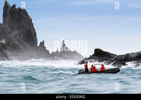 Zodiac a Cape Lookout, elefante isola, a sud le isole Shetland, Penisola Antartica, Antartide Foto Stock