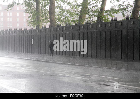 Londra REGNO UNITO. 13 maggio 2014. Un pedone cammina con un ombrello come docce pesanti cadono sul capitale Credito: amer ghazzal/Alamy Live News Foto Stock