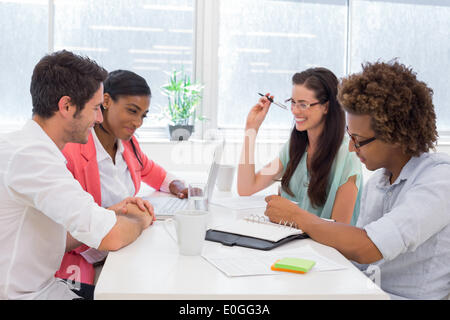 Lavoratori occasionali in comunicazione e pianificazione Foto Stock