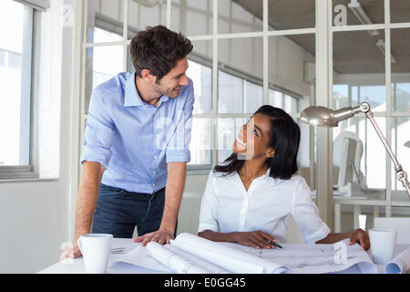 Architetti comunicante felicemente sul lavoro Foto Stock