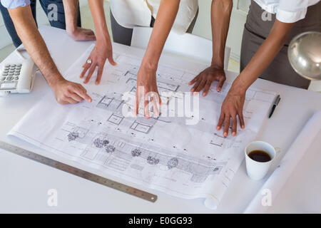 Architetti guardando i progetti di un edificio con attenzione Foto Stock