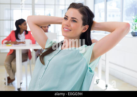 Attraente casual giovane imprenditrice rilassante Foto Stock