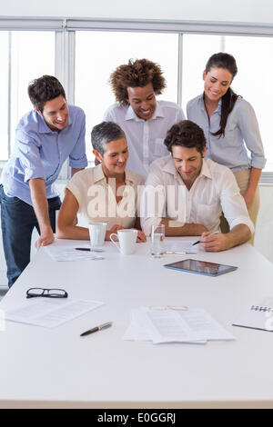 Attraente gruppo di uomini di affari che lavora insieme Foto Stock