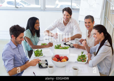 I lavoratori di ridere mentre godendo la pausa pranzo Foto Stock