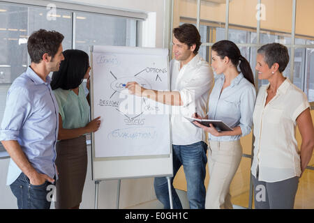Casual uomo d affari presentando le sue idee Foto Stock