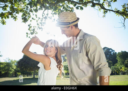 Carino coppia danzante nel parco Foto Stock