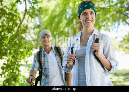 Felice coppia attiva andando su una escursione Foto Stock