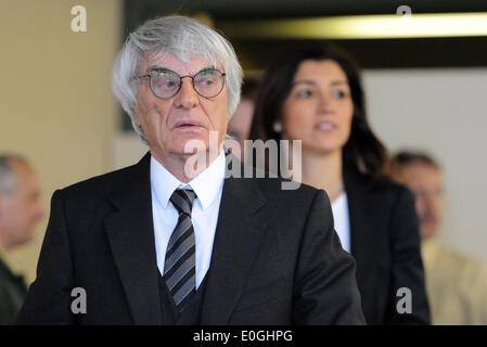 Monaco di Baviera, Germania. 13 Maggio, 2014. Formula Uno boss Bernie Ecclestone e sua moglie Fabiana Flosi lascia la sala giudiziaria della corte distrettuale di Monaco di Baviera, Germania, il 13 maggio 2014. Ecclestone è accusata di pagare un ex membro del consiglio di amministrazione della BayernLB 44 milioni di euro in bustarelle e tenendo una grande parte di tale somma indietro dalla BayernLB come un consulente della Commissione. Foto: Andreas Gebert/dpa/Alamy Live News Foto Stock