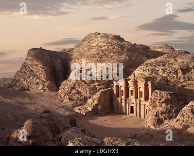 Il monastero Ad Deir scavati nella pietra al tramonto, Petra, UNESCO World herritage, Wadi Musa, Giordania, Medio Oriente e Asia Foto Stock