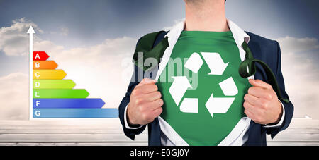 Immagine composita di imprenditore maglietta di apertura in stile supereroe Foto Stock