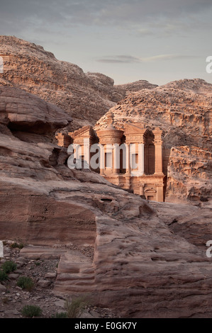 Il monastero Ad Deir scolpito in pietra nella luce della sera, Petra, UNESCO World herritage, Wadi Musa, Giordania, Medio Oriente un Foto Stock