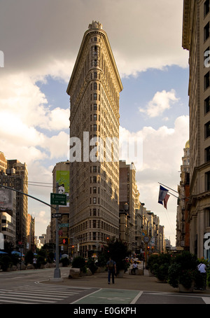 Flatiron Building, Fuller edificio, noto per la sua singolare forma triangolare, all'incrocio di quinto avanue, Broadway e il ventitreesimo str Foto Stock