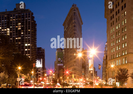 Flatiron Building, Fuller edificio, noto per la sua singolare forma triangolare, all'incrocio di quinto avanue, Broadway e il ventitreesimo str Foto Stock