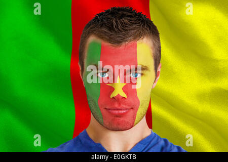 Grave giovane Camerun ventola con facepaint Foto Stock