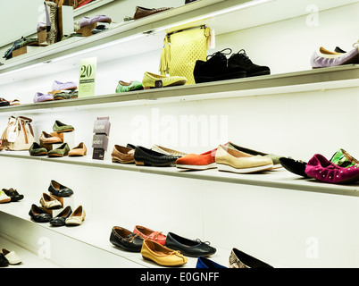 Ripiani di womens scarpe sul display in un negozio di scarpe. Foto Stock