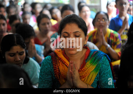 Dacca in Bangladesh. 13 Maggio, 2014. La preghiera la preghiera al Buddha Dhormorazik Bihar a Dhaka. Il Buddha Purnima, la più grande festa religiosa dei buddisti si celebra oggi (martedì) in Bangladesh, come negli altri paesi del sub-continente, Estremo Oriente e Asia sud-orientale. Il Buddha Purnima è un festival che segna Gautam Buddha la nascita, l'illuminazione e la morte. Cade il giorno della luna piena in maggio. Signore Buddha è nato in un giorno di luna piena nel 563 A.C. Credito: PACIFIC PRESS/Alamy Live News Foto Stock