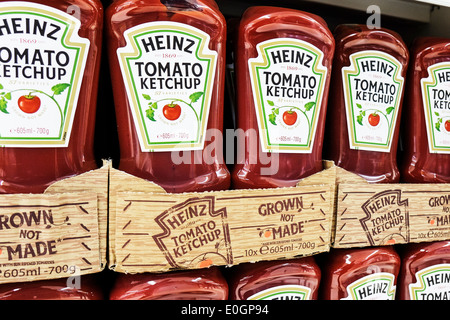 Contenitori di Heinz Tomato Ketchup sul display in un supermercato Tesco. Foto Stock