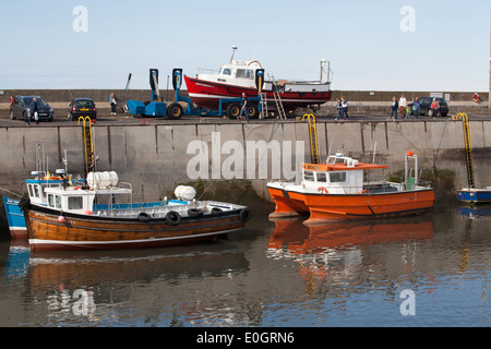 Traghetti ormeggiati in porto Seahouses Northumberland REGNO UNITO Foto Stock