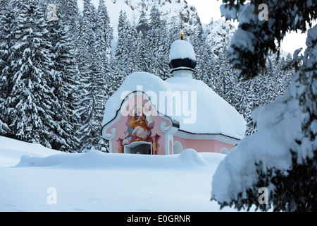 Cappella di Maria Koenigin al lago Lautersee in inverno dopo la nevicata, Mittenwald, Werdenfelser Land, Alta Baviera, Baviera, Ger Foto Stock