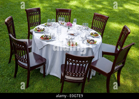 Impostazione di tavolo con sedie per il giardino banchetto Foto Stock