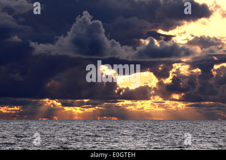 Tramonto sul mare orizzonte con drammatica cloudscape Foto Stock