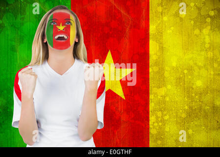 Entusiasta il Camerun ventilatore in faccia il tifo di vernice Foto Stock