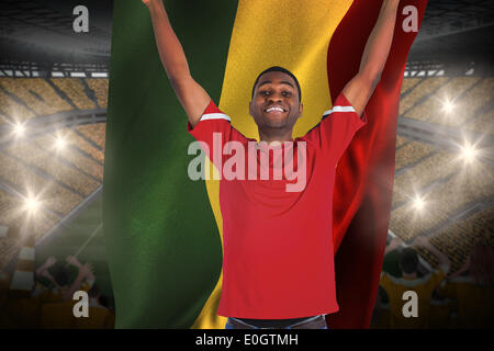 Emozionato bello tifoso tifo tenendo il ghana bandiera Foto Stock