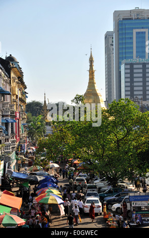 Mercato di strada con slot di parcheggio, vista dal nuovo Aye Yar hotel su oldtown, Yangon, MYANMAR Birmania, Asia Foto Stock