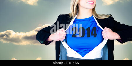 Immagine composita di imprenditrice aprendo la sua camicia stile di supereroi Foto Stock