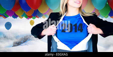 Immagine composita di imprenditrice aprendo la sua camicia stile di supereroi Foto Stock