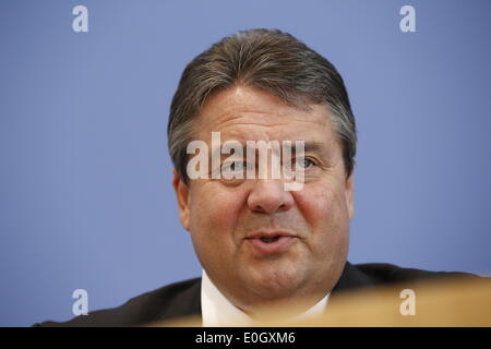 Berlino, Germania. 13 Maggio, 2014. Premere il tasto Conferenza con Sigmar GABRIEL (SPD), il Ministro dell Economia e dell'energia, Segretario Generale dell'Organizzazione per la cooperazione e lo sviluppo economico (OCSE), Gurría, sul tema "presentazione dell'OCSE della Germania la relazione economica" a casa federale di conferenza stampa tenutasi a Berlino il 13 maggio 2014 a Berlino, Germania./Immagine: Credito: Reynaldo Chaib Paganelli/Alamy Live News Foto Stock