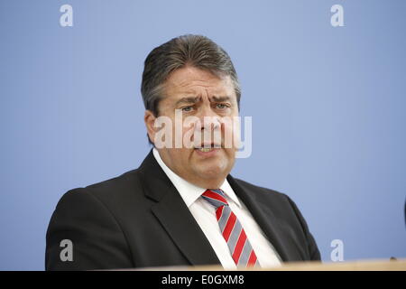 Berlino, Germania. 13 Maggio, 2014. Premere il tasto Conferenza con Sigmar GABRIEL (SPD), il Ministro dell Economia e dell'energia, Segretario Generale dell'Organizzazione per la cooperazione e lo sviluppo economico (OCSE), Gurría, sul tema "presentazione dell'OCSE della Germania la relazione economica" a casa federale di conferenza stampa tenutasi a Berlino il 13 maggio 2014 a Berlino, Germania./Immagine: Credito: Reynaldo Chaib Paganelli/Alamy Live News Foto Stock