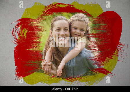 Immagine composita di sorridere madre e figlia nel parco Foto Stock