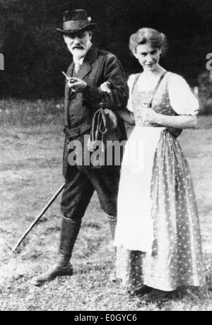 Sigmund Freud con la figlia Anna Freud camminando nelle alpi dolomitiche Foto Stock