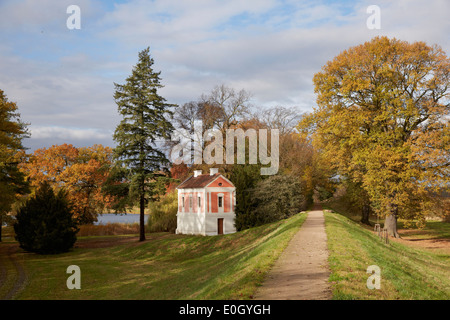 Elba dyke con guardie rosse house, Dessau-Woerlitz Garden Realm, Sassonia-Anhalt, Germania Foto Stock