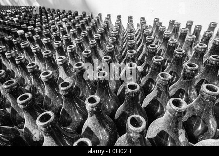 Vetro delle bottiglie di birra overhead closeup fuori la fabbrica di birra Foto Stock